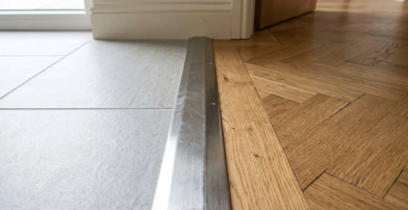 Jonction entre carrelag parquet avec seuil métallique, transition harmonieuse.